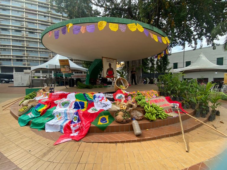 Ornamentação no coreto da praça da Feira Saberes e Sabores da Terra durante JURA UFMT, em 2022, no Mato Grosso. Foto: Bruna Obadowski.