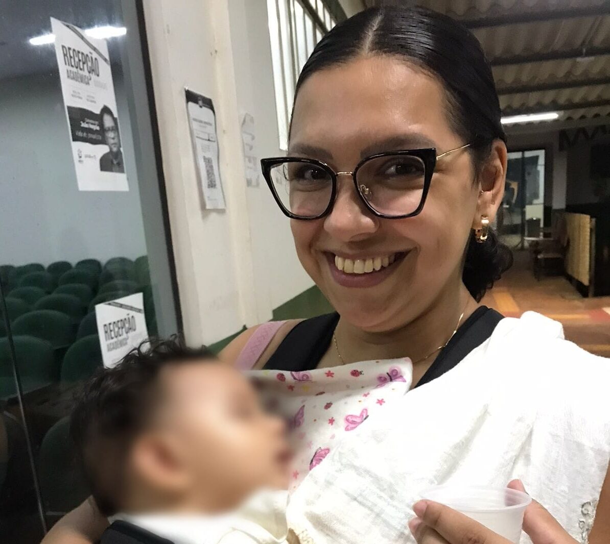 "Sair para licença maternidade é um processo muito doloroso e pouco falado, ainda mais na vida acadêmica a gente se questiona muito como mulher e como profissional se a gente é merecedora daquela faculdade se a gente tem o conhecimento suficiente então acho que a faculdade faz ainda pouco caso com isso”.