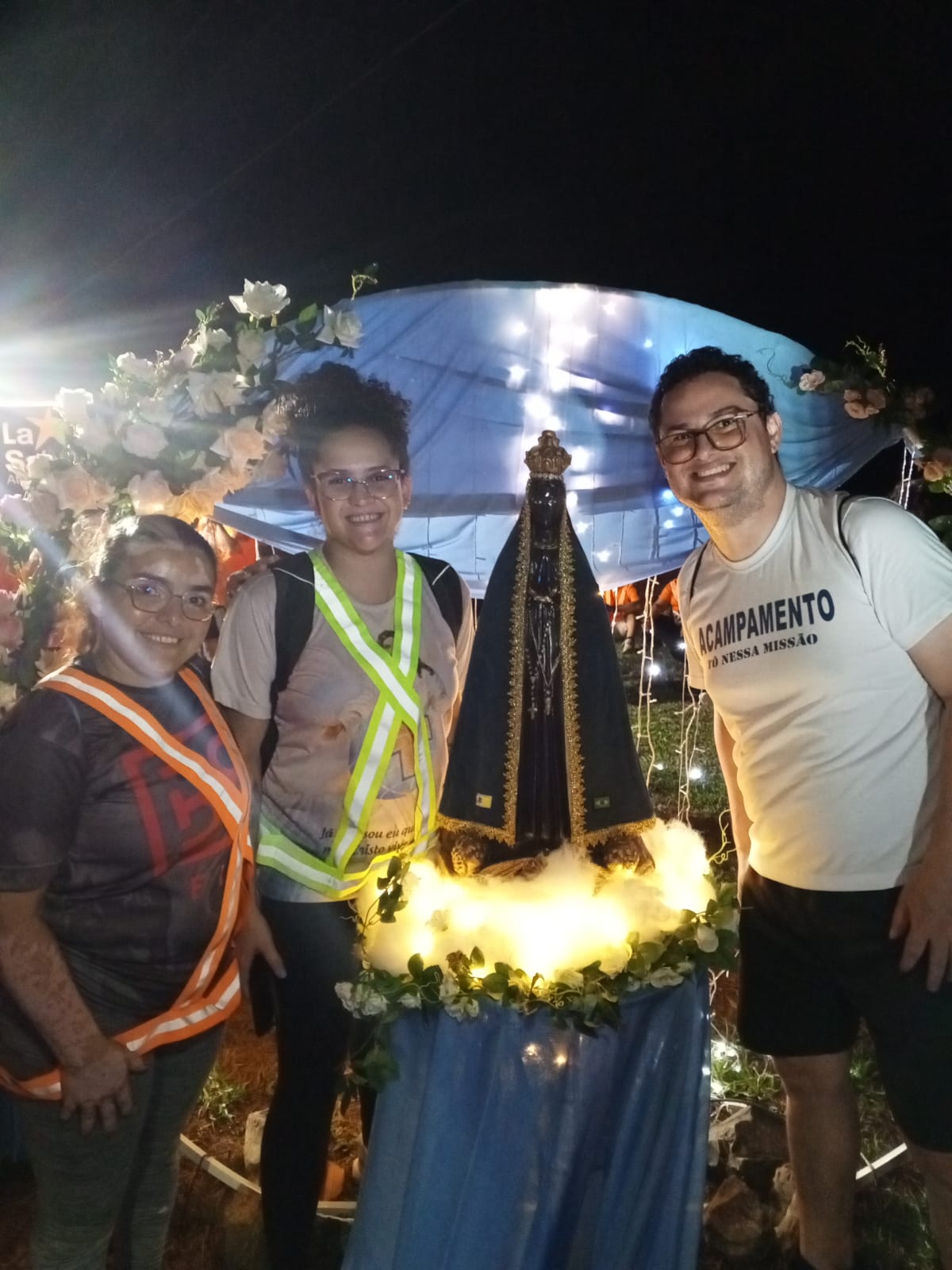 Peregrinos participam de caminhada em devoção à Nossa Senhora