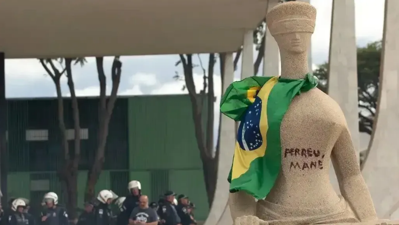 Reportagem reconstrói a escalada que levou ao 8 de janeiro e mostra como o caso de uma manifestante virou peça-chave no jogo de perdão político que pode alcançar até Bolsonaro.