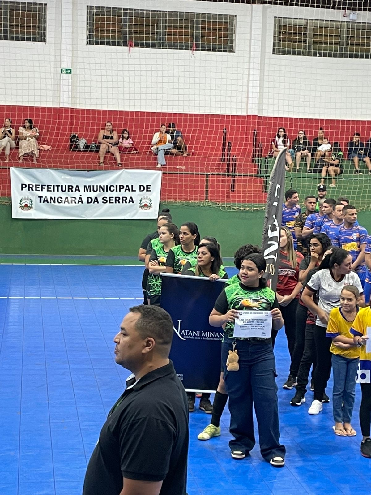 Fonte; Oziel Amorim
Foto de abertura do evento.
#paratodosverem homens e mulheres em uma final, vestidos de trajes esportivos.