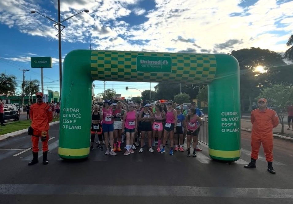 Participantes se organizam para a largada da Corrida Tangará é delas, em um evento que também celebra o mês das mulheres e a presença feminina no esporte.