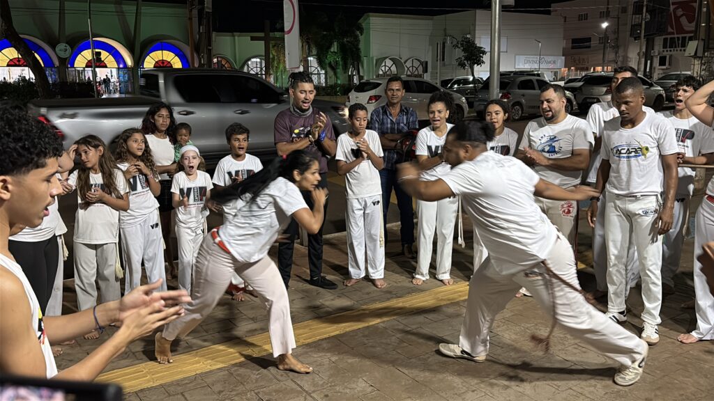 Roda de capoeira destaca a presença feminina em prática tradicional brasileira.
