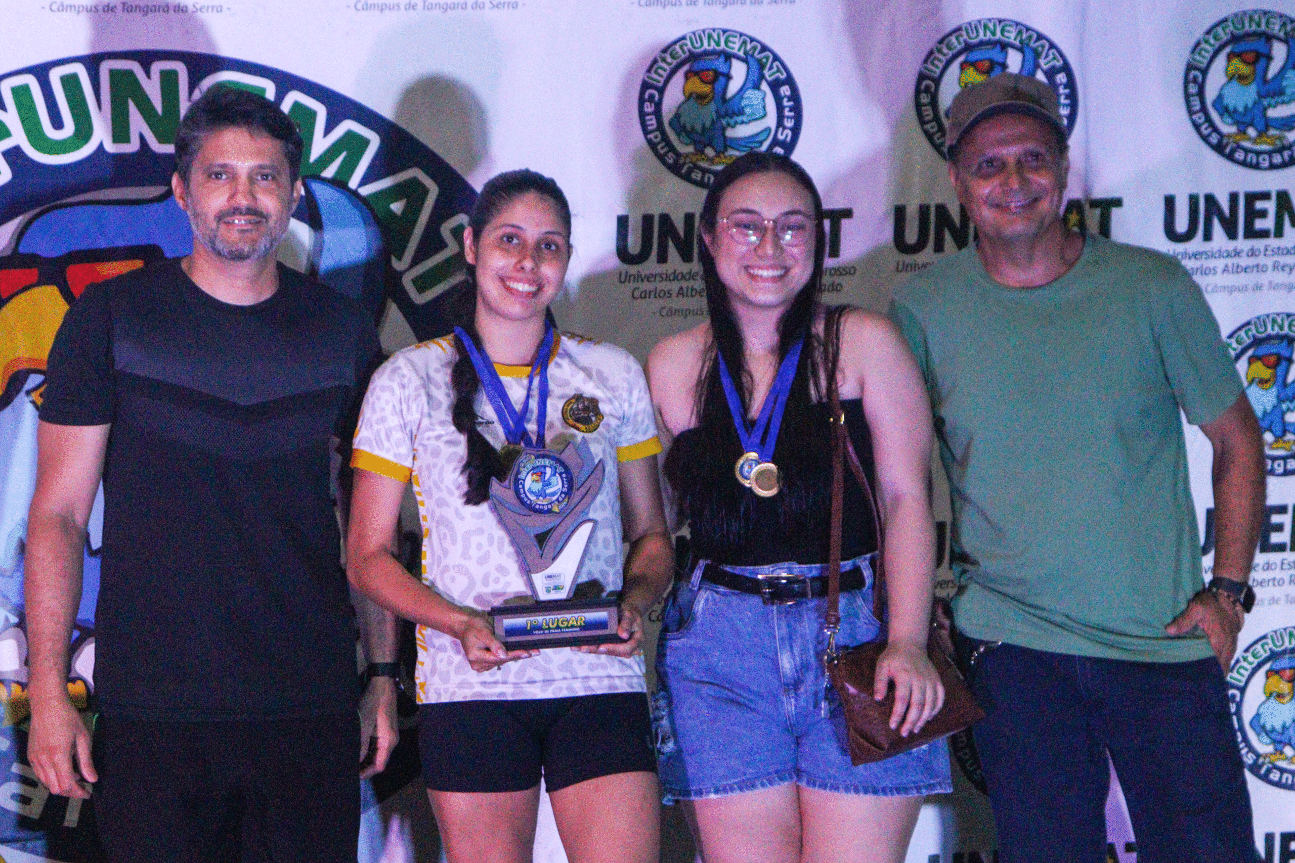 Acadêmicas vencedoras do vôlei de praia feminino.