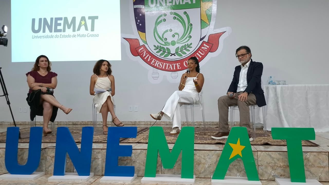 Jéssica Bachega de vermelho, participa da programação comemorativa dos 20 anos do curso de Jornalismo da UNEMAT, ao lado dos demais participantes do evento. FOTO: Jacira da Silva